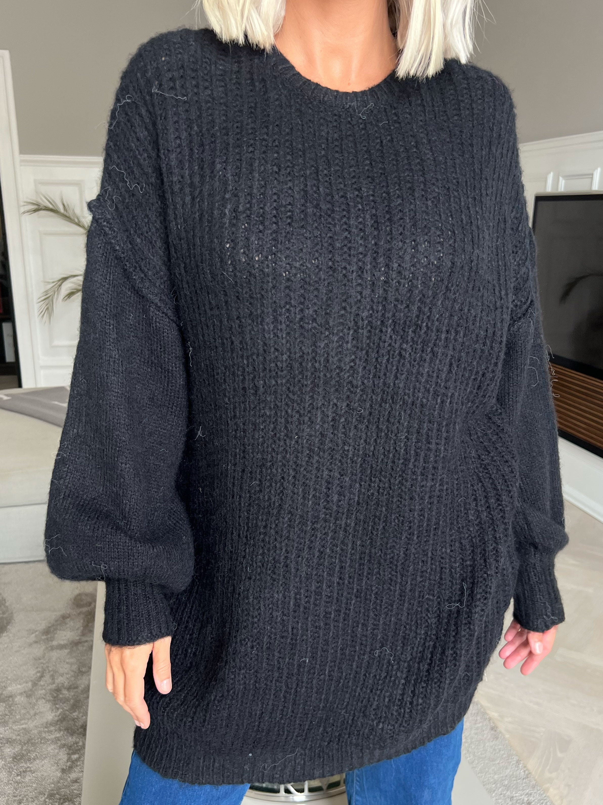 Leana - Lång mjuk stickad blus med ballongärmar